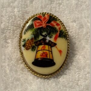 #J1072 - Lantern Hanging on Tree Oval Christmas Winter Holiday Brooch Pin